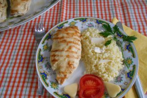 Piept de pui umplut, cu garnitura de cus-cus