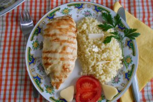 Piept de pui umplut, cu garnitura de cus-cus