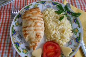 Piept de pui umplut, cu garnitura de cus-cus