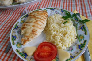 Piept de pui umplut, cu garnitura de cus-cus