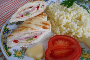 Piept de pui umplut, cu garnitura de cus-cus