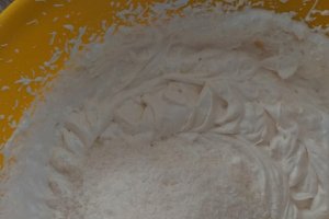 Desert tort cu crema de cirese si nuca de cocos