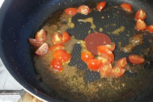 Piept de curcan in sos de smantana si urda