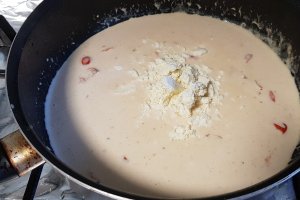 Piept de curcan in sos de smantana si urda
