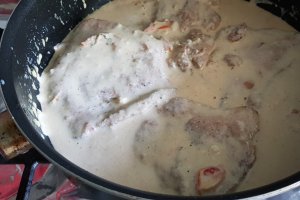 Piept de curcan in sos de smantana si urda