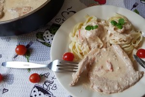 Piept de curcan in sos de smantana si urda