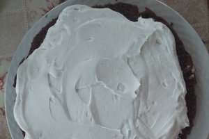 Desert tort cu mure si ciocolata alba
