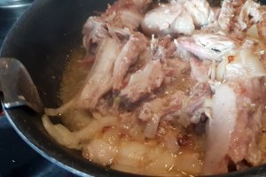 Mancarica de coada de porc cu sos de rosii