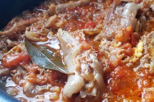 Mancarica de coada de porc cu sos de rosii