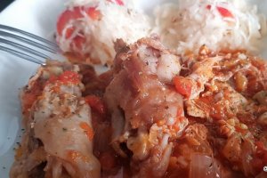 Mancarica de coada de porc cu sos de rosii