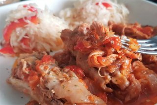 Mancarica de coada de porc cu sos de rosii