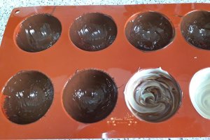 Desert sfere de ciocolata, umplute, pentru cacao calda
