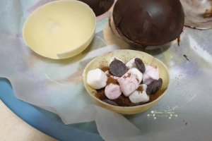 Desert sfere de ciocolata, umplute, pentru cacao calda