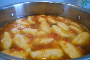 Ciorba de legume, cu galuste de gris si suc de rosii