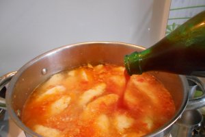 Ciorba de legume, cu galuste de gris si suc de rosii