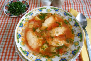 Ciorba de legume, cu galuste de gris si suc de rosii
