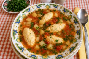 Ciorba de legume, cu galuste de gris si suc de rosii