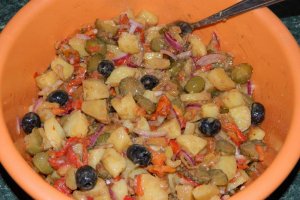 Salata orientala de cartofi cu ardei copt