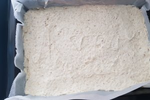 Desert prajitura cu blat de nuca si crema cu lapte condensat