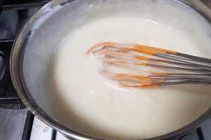 Desert prajitura cu blat de nuca si crema cu lapte condensat