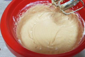 Desert prajitura cu blat de nuca si crema cu lapte condensat