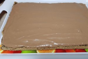 Desert prajitura cu blat de nuca si crema cu lapte condensat