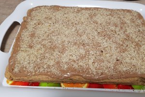 Desert prajitura cu blat de nuca si crema cu lapte condensat