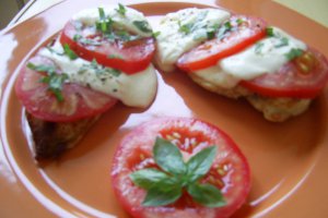 Piept de pui cu rosii si mozzarella