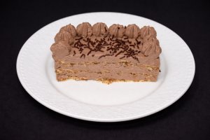 Desert prajitura cu blat din albusuri cu nuca si crema de ciocolata