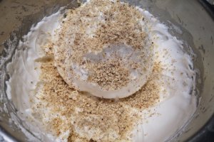 Desert prajitura cu blat din albusuri cu nuca si crema de ciocolata