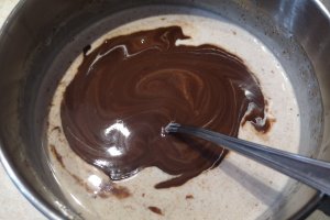 Desert prajitura cu blat din albusuri cu nuca si crema de ciocolata