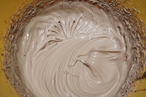 Desert prajitura cu blat din albusuri cu nuca si crema de ciocolata