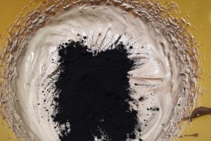 Desert prajitura cu blat din albusuri cu nuca si crema de ciocolata