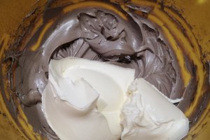 Desert prajitura cu blat din albusuri cu nuca si crema de ciocolata