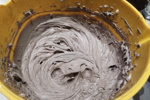 Desert prajitura cu blat din albusuri cu nuca si crema de ciocolata