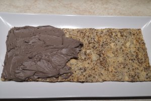 Desert prajitura cu blat din albusuri cu nuca si crema de ciocolata