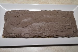 Desert prajitura cu blat din albusuri cu nuca si crema de ciocolata