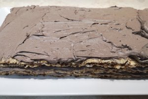 Desert prajitura cu blat din albusuri cu nuca si crema de ciocolata