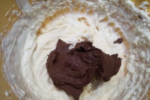 Desert tort cu visine si ciocolata