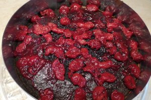 Desert tort cu visine si ciocolata