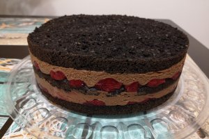 Desert tort cu visine si ciocolata