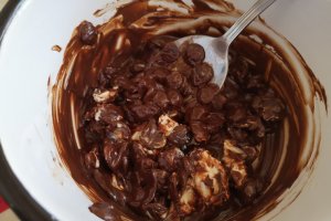 Desert tort cu visine si ciocolata