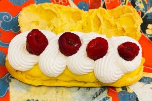 Desert eclere cu crema de vanilie, frisca si zmeura