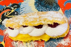 Desert eclere cu crema de vanilie, frisca si zmeura