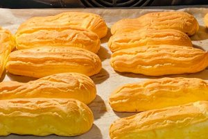 Desert eclere cu crema de vanilie, frisca si zmeura