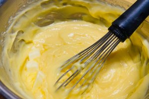 Desert eclere cu crema de vanilie, frisca si zmeura