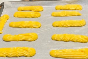 Desert eclere cu crema de vanilie, frisca si zmeura