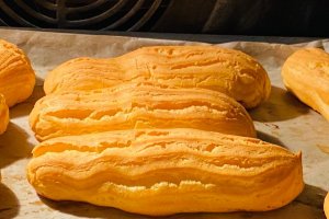 Desert eclere cu crema de vanilie, frisca si zmeura