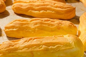Desert eclere cu crema de vanilie, frisca si zmeura