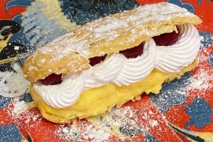Desert eclere cu crema de vanilie, frisca si zmeura